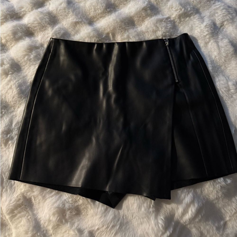Zara Skort 
Size Medium 
leather soft and so stylish 
Super popular in its time